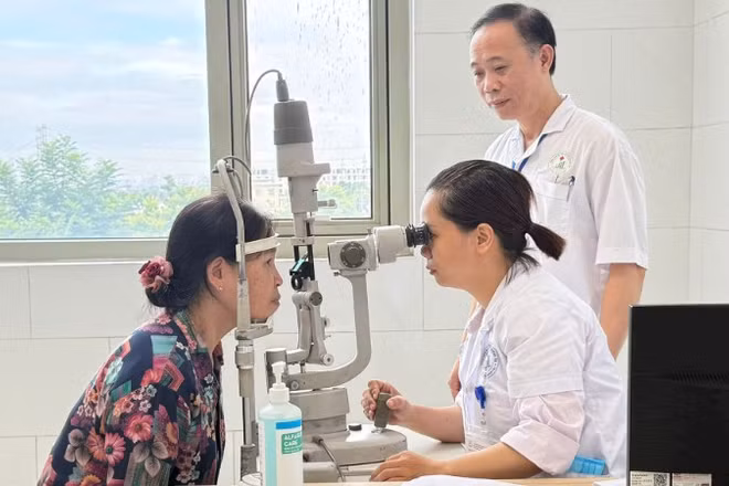 Các y, bác sĩ Bệnh viện đa khoa Thường Tín (Sở Y tế Hà Nội) khám sức khỏe định kỳ cho người dân trên địa bàn thành phố Hà Nội.