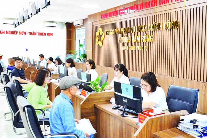 Mô hình “Chính quyền thân thiện, vì nhân dân phục vụ” phường Hàm Rồng, tỉnh Thanh Hóa làm thủ tục hành chính công cho người dân công khai, minh bạch, đúng hẹn. (Ảnh: MINH CHÍNH)