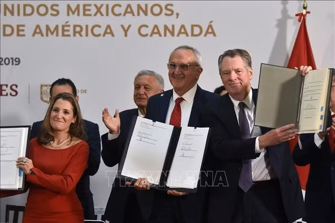 Từ trái sang, phía trước: Phó Thủ tướng Canada Chrystia Freeland, Trưởng đoàn đàm phán Mexico Jesus Seade và Đại diện Thương mại Mỹ Robert Lighthizer tại lễ ký thỏa thuận hoàn tất Hiệp định Thương mại tự do Mỹ-Mexico-Canada (USMCA) ở Mexico City, ngày 10/12/2019. (Ảnh: AFP/TTXVN)