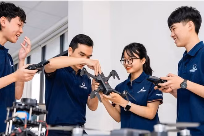 Sinh viên Đại học Phenikaa trong giờ thực hành công nghệ.