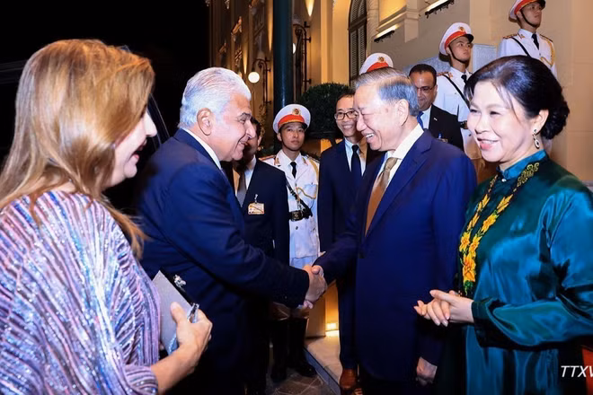 Tổng Bí thư, Chủ tịch nước Tô Lâm và Phu nhân Ngô Phương Ly đón Tổng thống Cộng hòa Panama Jose Raul Mulino và Phu nhân Maricel Cohen de Mulino. (Ảnh: TTXVN)