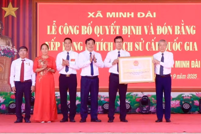 Lãnh đạo Bộ Văn hóa, Thể thao và Du lịch trao bằng công nhận Khu di tích kinh tế Thanh niên Minh Đài là Khu di tích lịch sử quốc gia.
