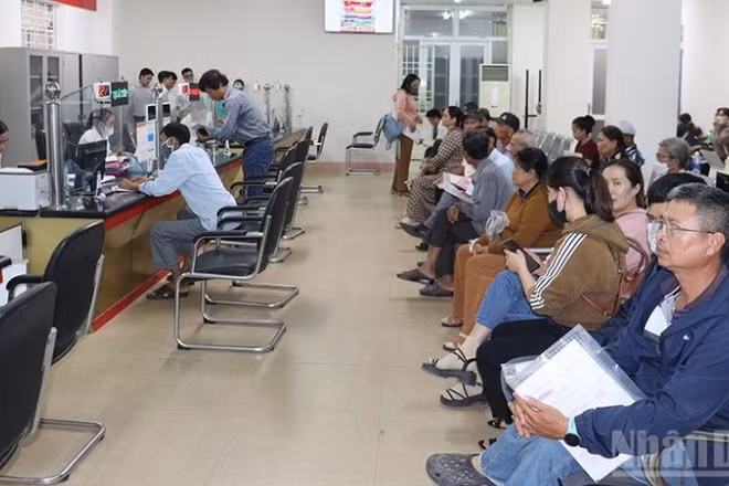 Người dân thực hiện thủ tục hành chính tại Trung tâm Phục vụ hành chính công xã Bình Sơn (Quảng Ngãi).