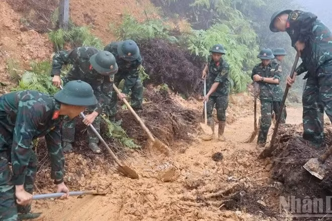 Lực lượng vũ trang tỉnh Lào Cai tham gia khắc phục thiên tai tại xã Mù Cang Chải. (Ảnh: THANH SƠN)