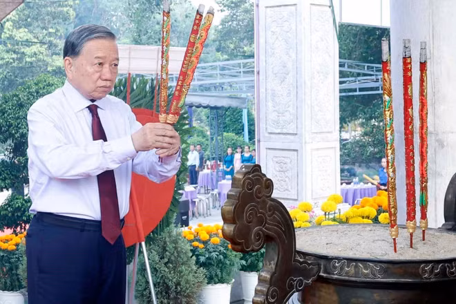 Tổng Bí thư, Chủ tịch nước Tô Lâm dâng hương tưởng niệm các anh hùng liệt sĩ tại Tây Ninh.