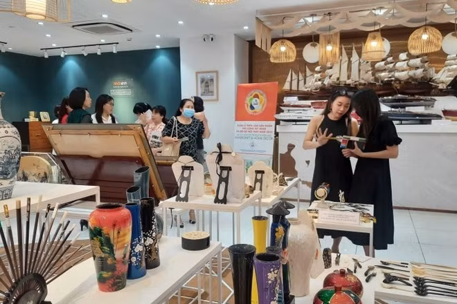 Khách tham quan sản phẩm của doanh nghiệp trưng bày tại Trung tâm Xúc tiến thương mại và đầu tư Thành phố Hồ Chí Minh. (Ảnh: CTV)