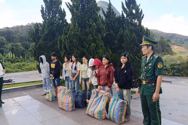 Các đối tượng bị lực lượng Bộ đội Biên phòng tỉnh Quảng Trị bắt giữ khi đang nhập cảnh trái phép về Việt Nam. (Ảnh: Bộ đội Biên phòng tỉnh Quảng Trị)