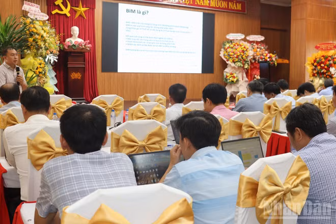 Chuyên gia của Viện Kinh tế xây dựng (Bộ Xây dựng) trình bày chuyên đề chuyên môn về áp dụng mô hình thông tin công trình (BIM). (Ảnh: HIỂN CỪ)