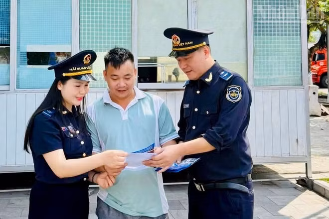 Hải quan Cửa khẩu Hữu Nghị tuyên truyền pháp luật cho lái xe. (Ảnh: HẢI QUAN KHU VỰC VI)