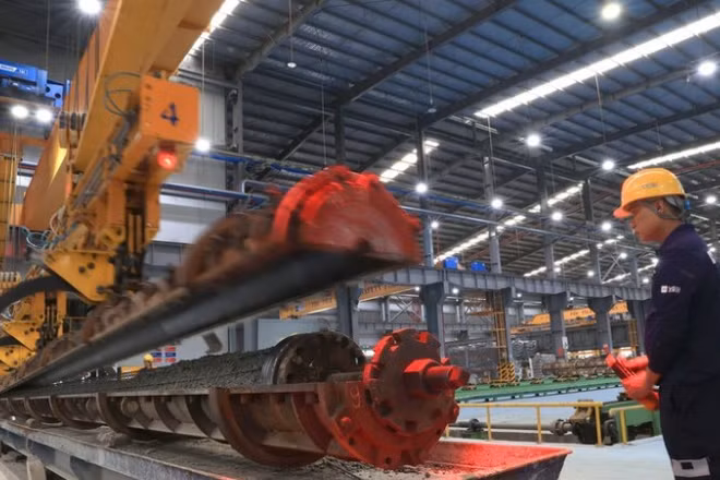 Công nhân sản xuất ống chịu lực ly tâm trong Khu công nghiệp chuyên sâu Phú Mỹ 3, phường Tân Phước, Thành phố Hồ Chí Minh. (Ảnh: Hồng Đạt/TTXVN)