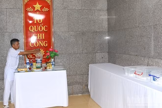 Hằng ngày, các cán bộ được giao nhiệm vụ tiếp nhận và bảo quản mẫu hài cốt liệt sĩ dâng hương, dâng hoa tri ân các Anh hùng liệt sĩ.