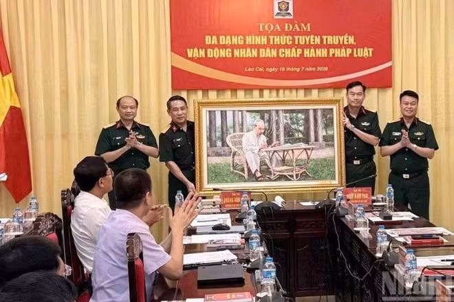 Báo Quân đội nhân dân tặng quà Bộ Chỉ huy quân sự tỉnh Lào Cai. (Ảnh: THANH SƠN)