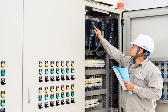 Cán bộ kỹ thuật của Công ty IMC, đơn vị chuyên quản lý vận hành các khu công nghiệp.