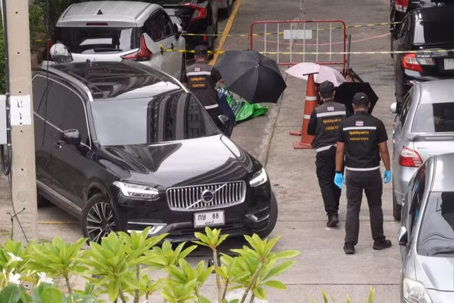 Cảnh sát đang làm nhiệm vụ tại trụ sở Tổ chức Hành chính tỉnh Nonthaburi của Thái Lan. (Ảnh: TÂN HOA XÃ)