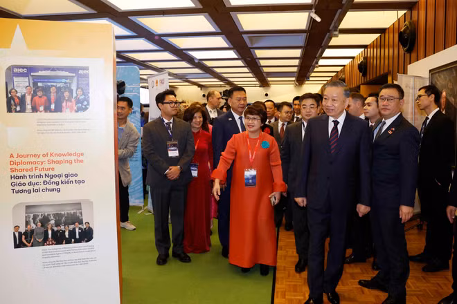 Tổng Bí thư, Chủ tịch nước Tô Lâm tham quan khu vực triển lãm, trưng bày thành tựu hợp tác khoa học công nghệ, đổi mới sáng tạo, đầu tư và giáo dục giữa Việt Nam-Australia. Ảnh: Thống Nhất – TTXVN