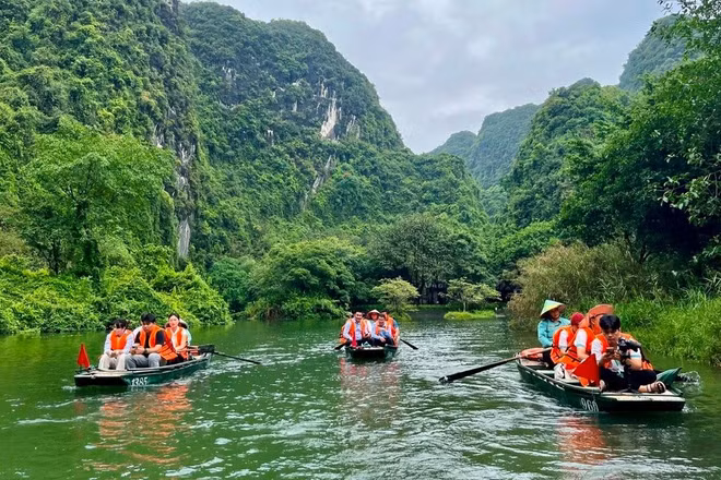 Du khách tham quan Tràng An, Ninh Bình. (Ảnh: HOÀNG TRƯỜNG)