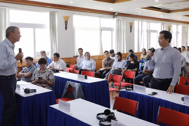 Giáo sư Alexey Ustinov, Giám đốc Phòng thí nghiệm công nghệ lượng tử siêu dẫn, Đại học Khoa học và Công nghệ quốc gia Liên bang Nga, Viện trưởng danh dự Viện Công nghệ Lượng tử, Đại học Quốc gia Hà Nội trao đổi học thuật cùng các nhà khoa học. (Ảnh: DIỆP NGỌC)