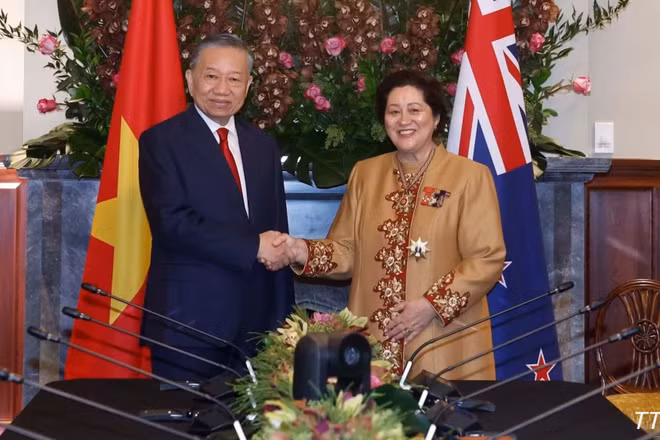 Tổng Bí thư, Chủ tịch nước Tô Lâm và Toàn quyền New Zealand Dame Cindy Kiro chụp ảnh chung trước hội kiến. (Ảnh: Thống Nhất/TTXVN)