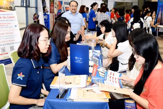 Học sinh tìm hiểu thông tin tuyển sinh tại Đại học Kinh tế quốc dân. (Ảnh: TUẤN ANH)
