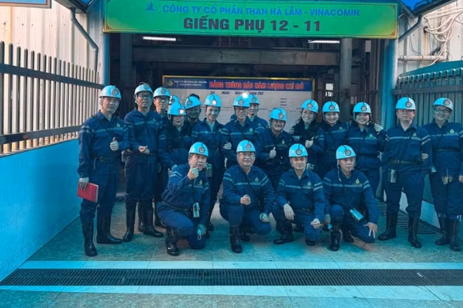 Các văn nghệ sĩ trong chuyến đi thực tế tại mỏ than ở Quảng Ninh vào dịp Ngày Thơ Việt Nam năm 2026. (Ảnh: THIÊN AN)