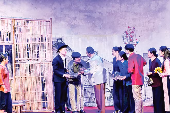 Cảnh trong vở kịch ngắn “Chuyện nhà chị Tín” của Nhà hát Kịch Việt Nam biểu diễn tại Bảo tàng Hồ Chí Minh. (Ảnh: THƯƠNG NGUYỄN)
