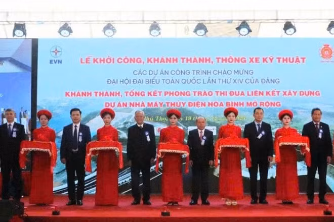 Các đồng chí lãnh đạo Tập đoàn Điện lực Việt Nam và tỉnh Phú Thọ cắt băng khánh thành Nhà máy Thủy điện Hòa Bình mở rộng.