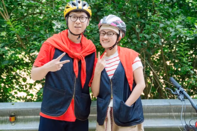 Hai bạn trẻ Nguyễn Ngọc Anh và Nguyễn Xuân Tiến, những người sáng lập "Tiệm may yêu nước".