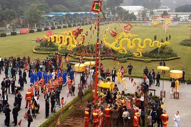 Nhân dịp năm mới, bà con kiều bào dâng hương và dựng cây nêu ở Hoàng thành Thăng Long, Hà Nội. (Ảnh: TRẦN GIANG)