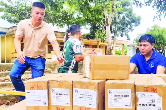 Nhà xuất bản Giáo dục Việt Nam vận chuyển sách giáo khoa tặng các trường học tại thành phố Đà Nẵng, thành phố Huế và tỉnh Gia Lai. (Ảnh NHÀ XUẤT BẢN GIÁO DỤC VIỆT NAM)