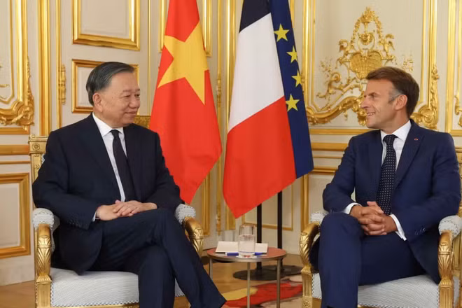 Tổng Bí thư, Chủ tịch nước Tô Lâm và Tổng thống Pháp Emmanuel Macron gặp hẹp. (Ảnh: TTXVN)