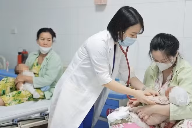 Ảnh minh họa về khám chữa bệnh cho bệnh nhi. (Ảnh: Minh Quyết/TTXVN)