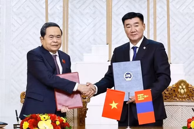 Chủ tịch Quốc hội Trần Thanh Mẫn và Chủ tịch Quốc hội Mông Cổ Sandag Byambatsogt ký kết Bản ghi nhớ hợp tác giữa Quốc hội Việt Nam và Quốc hội Mông Cổ. (Ảnh: Doãn Tấn/TTXVN)