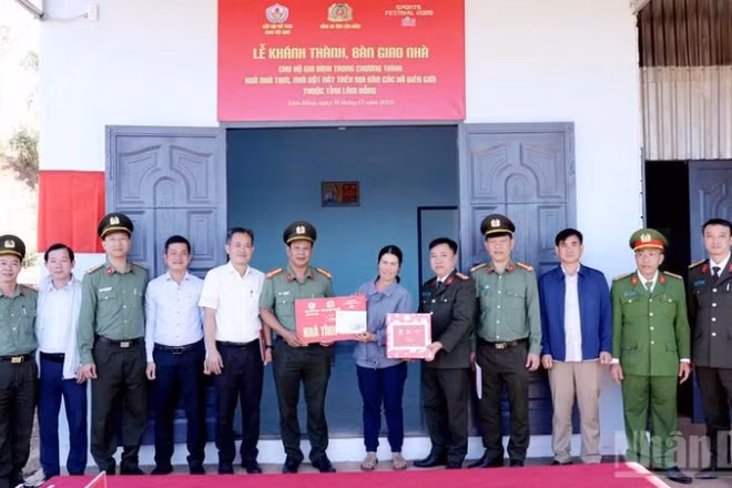 Lãnh đạo Công an tỉnh Lâm Đồng, chính quyền địa phương và đại diện các nhà tài trợ trao nhà cho các gia đình tại xã Quảng Trực.