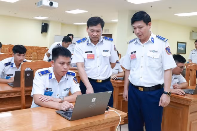 Thiếu tướng Trần Văn Xuân, Phó Chính ủy Cảnh sát biển Việt Nam, Trưởng Ban tổ chức hội thi theo dõi phần thi kiến thức của các thí sinh.