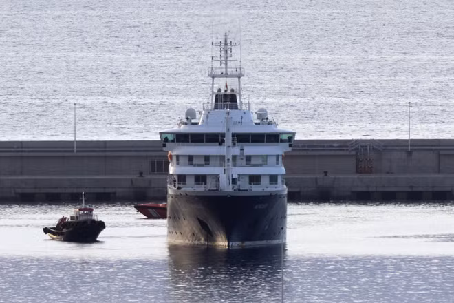 Tàu du lịch MV Hondius cập bến Tenerife, thuộc quần đảo Canary, Tây Ban Nha ngày 10/5/2026. (Ảnh: THX/TTXVN)