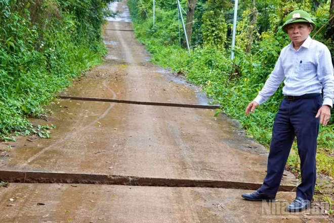Xuất hiện 8 vệt nứt ngang đường bê-tông kết nối trực tiếp Quốc lộ 28 khu vực tổ dân phố 10 Đắk Ha, phường Bắc Gia Nghĩa.