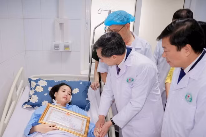 Thứ trưởng Y tế Trần Văn Thuấn trao Bằng khen của Bộ trưởng Y tế cho điều dưỡng Nguyễn Thị Thùy Trang.