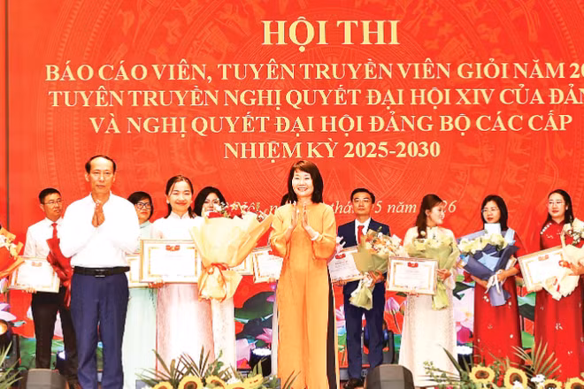 Đảng ủy Bộ Tài chính trao Giải nhất Hội thi Báo cáo viên, tuyên truyền viên giỏi năm 2026 tặng báo cáo viên, tuyên truyền viên giỏi.