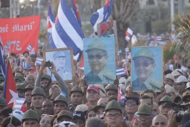 Người dân giơ cao hình ảnh nhà lãnh đạo cách mạng Raúl Castro trong cuộc mít tinh ở thủ đô La Habana. (Ảnh: Ngọc Duy/TTXVN)