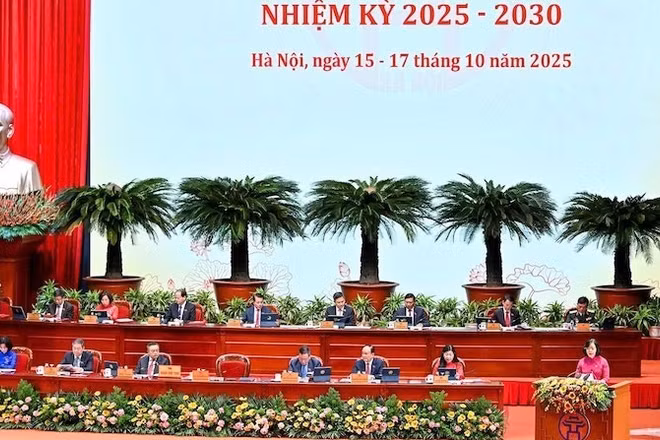 Đoàn Chủ tịch điều hành phiên khai mạc Đại hội Đảng bộ thành phố Hà Nội sáng 16/10.