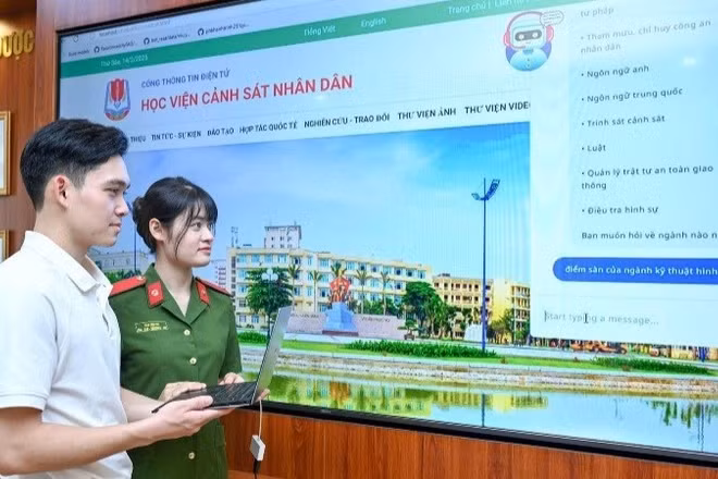 Cán bộ giảng viên, học viên Học viện Cảnh sát nhân dân phát triển AI trong công tác tư vấn, tuyển sinh. (Ảnh: THẾ ĐẠI)