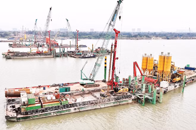Các nhà thầu thi công cầu Trần Hưng Đạo chỉ nghỉ chiều 29 và sáng mồng 1 Tết, phấn đấu hoàn thành công trình vào giữa năm 2027.