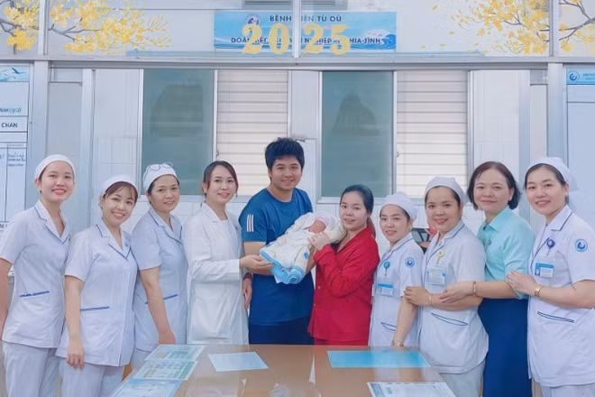 Đội ngũ y bác sĩ Bệnh viện Từ Dũ chia vui cùng vợ chồng sản phụ N.
