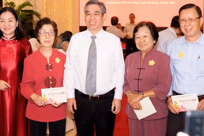 Đồng chí Nguyễn Phước Lộc và đồng chí Trương Thị Bích Hạnh chụp ảnh lưu niệm cùng đồng bào tiêu biểu các dân tộc thiểu số trên địa bàn thành phố.