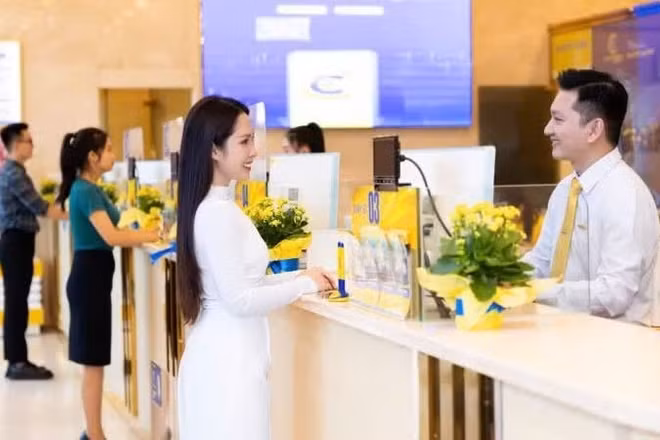 Khách hàng giao dịch tại Ngân hàng thương mại cổ phần Nam Á.