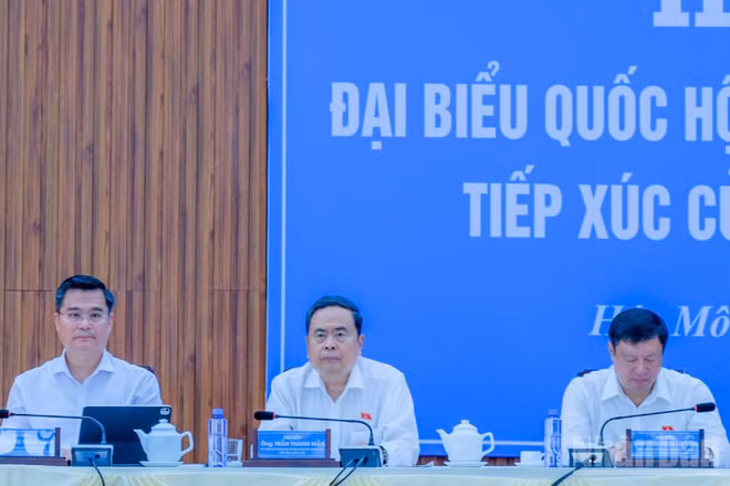 Chủ tịch Quốc hội Trần Thanh Mẫn và các thành viên Tổ đại biểu Quốc hội số 12 tiếp xúc cử tri.