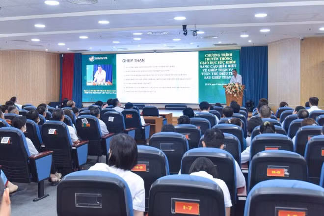 Các chuyên gia, bác sĩ trong lĩnh vực ghép tạng chia sẻ tại chương trình.