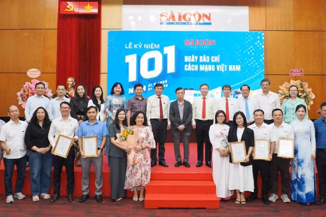 Ban tổ chức trao giải cho các tác giả có tác phẩm đoạt giải lần này.