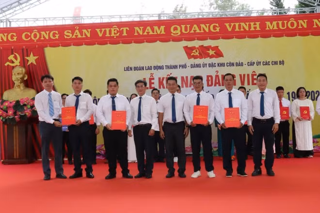 Công nhân, lao động ưu tú vinh dự được đứng trong hàng ngũ của Đảng.