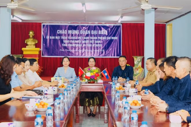 Đoàn đã đến thăm Hội người Việt Nam tỉnh Champasak, Lào.